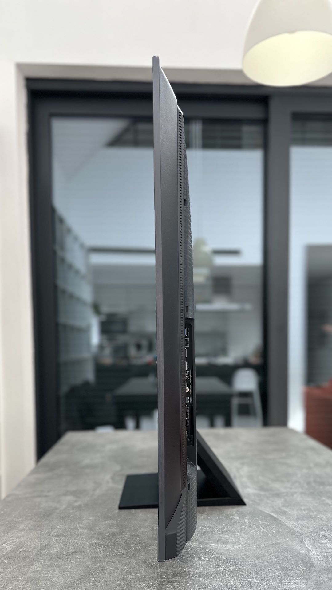 TCL 55C805 - ramka z boku