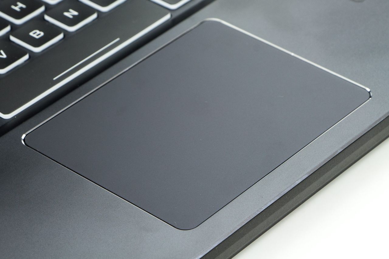 Acer Predator Helios 300 - duży touchpad