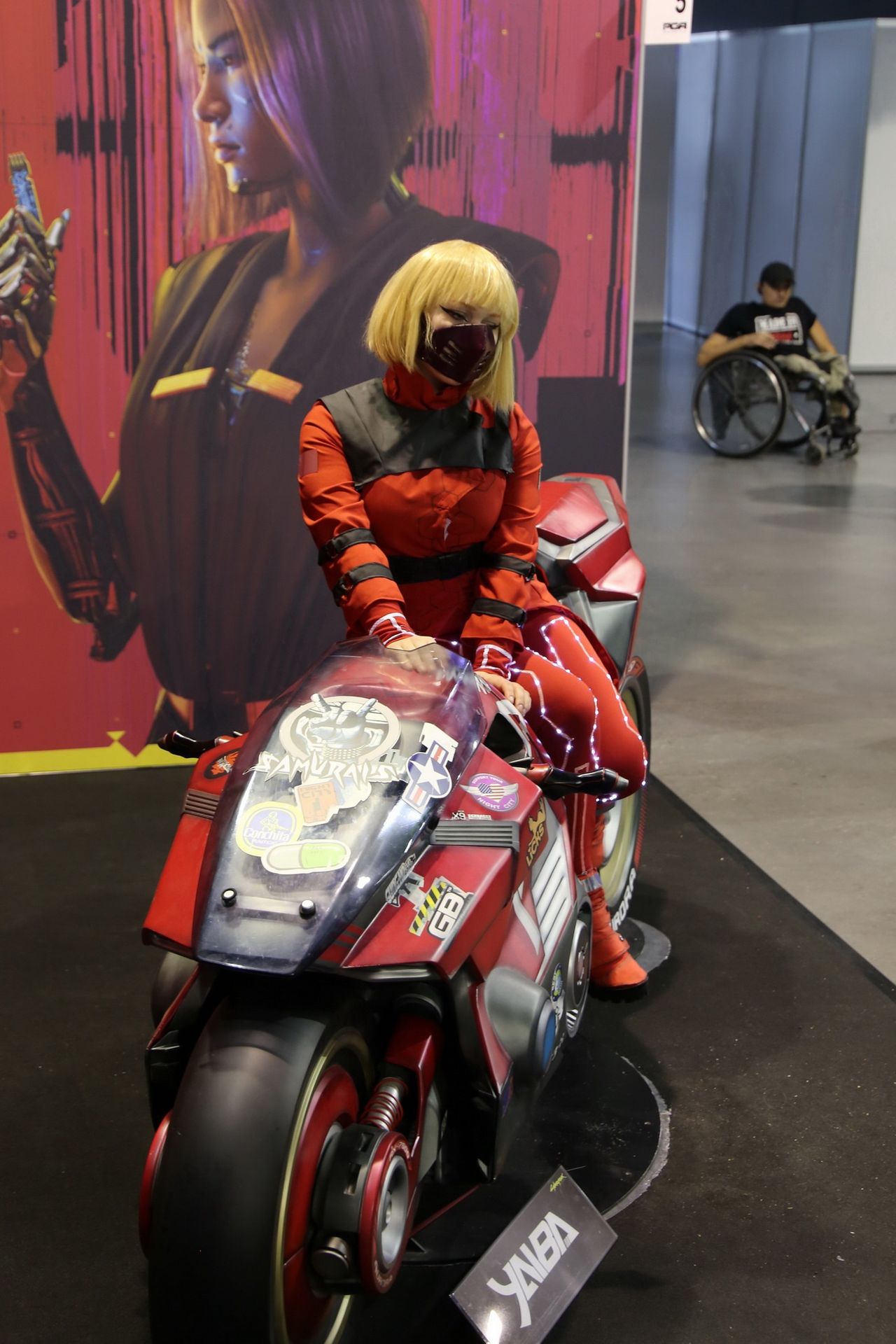 PGA 2023 - Cosplayerka na motocyklu Cyberpunk