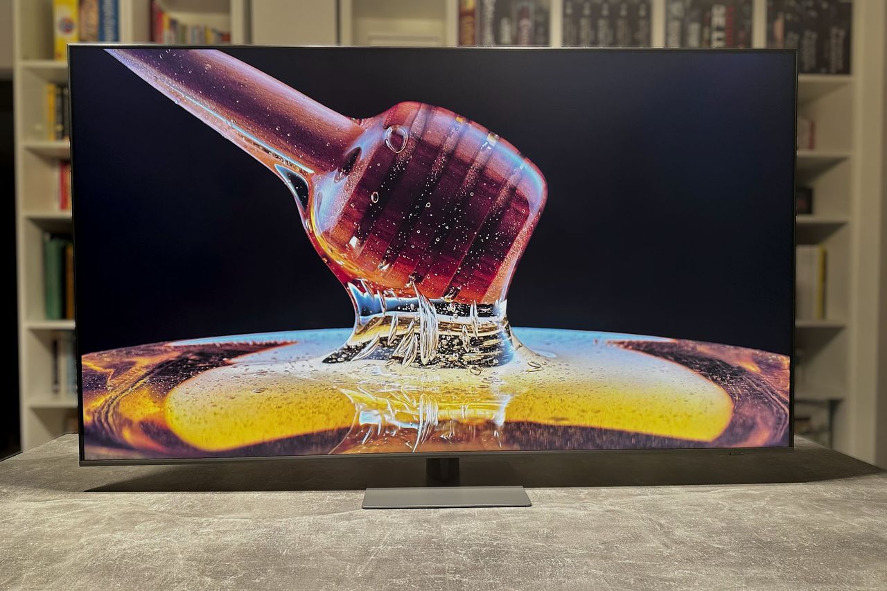 Samsung QLED 65Q77C - kontrast przy zapalonym świetle