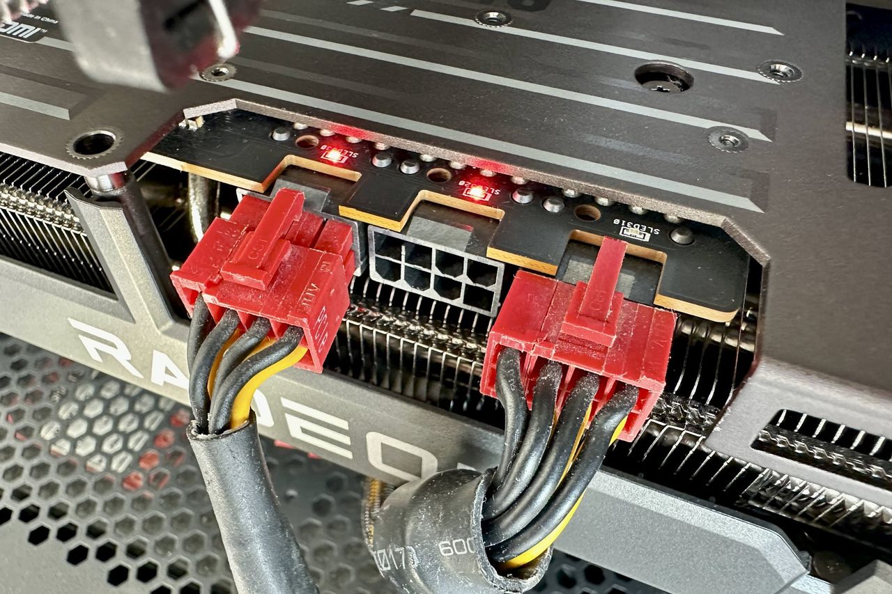 ASUS Radeon RX 9070 XT TUF Gaming OC - złącza zasilania - diody