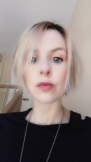 Tryb upiększania twarzy - z lewej aparat przedni, z prawej tylni.