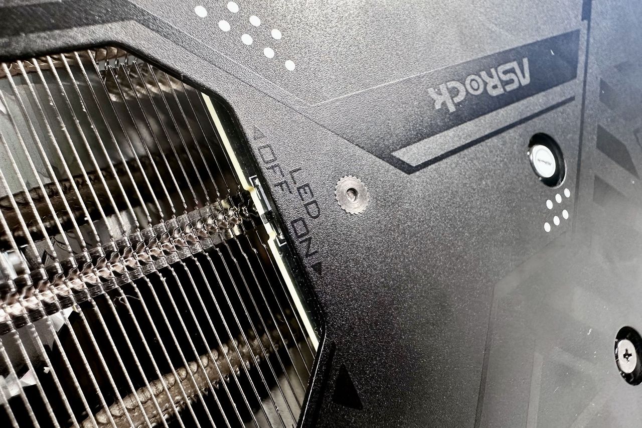 AsRock Arc B570 Challenger 10GB OC - przełącznik LED