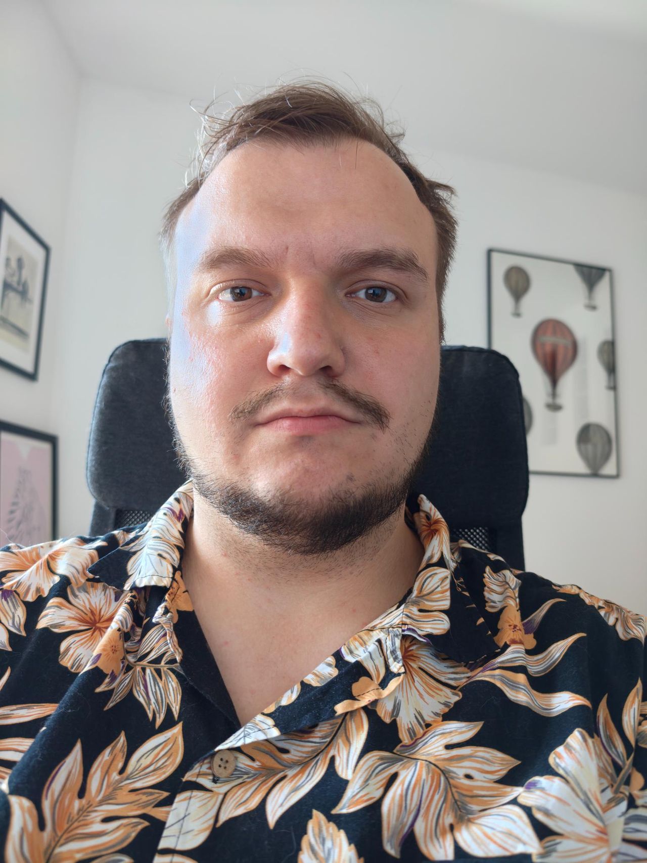 Zdjęcie selfie z aparatu przy większym ekranie