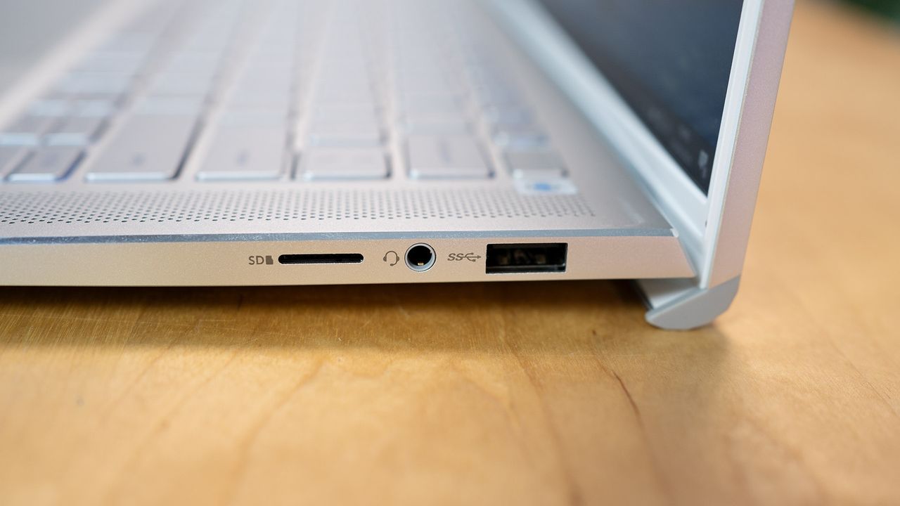 Dell Inspiron 14 7000 - porty z prawej