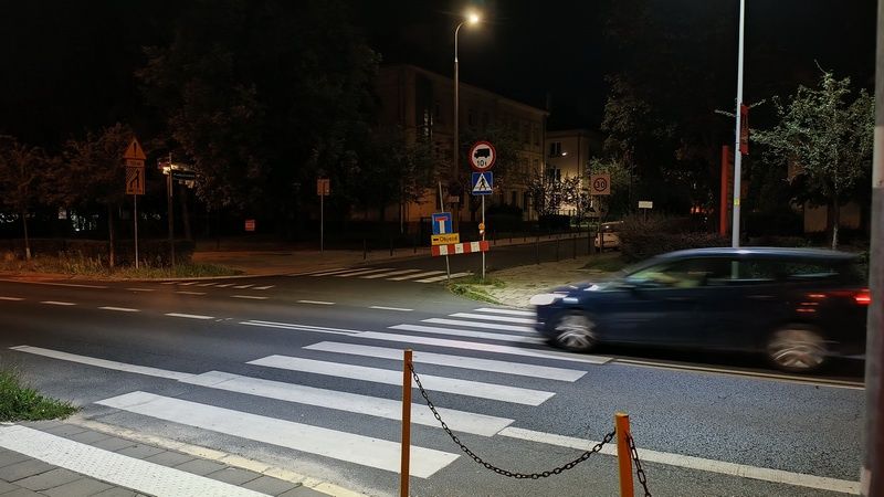 Motorola Edge 40 - ulica w nocy i sztuczne oświetlenie