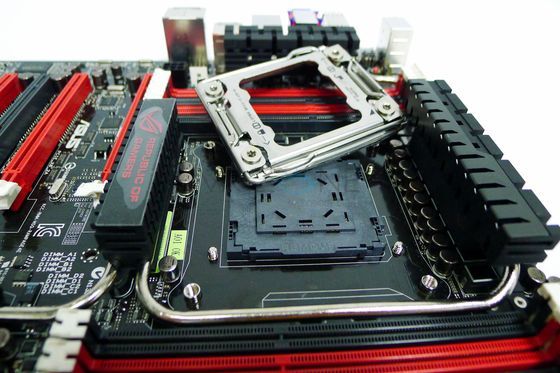 zdjęta obudowa podstawki LGA 2011 w płycie gł&oacute;wnej ASUS Rampage IV Black Edition