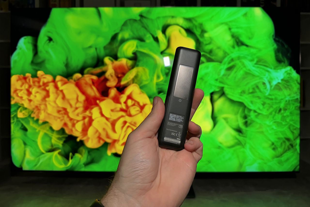 Samsung Excellence Line 8K QN900D - pilot przód