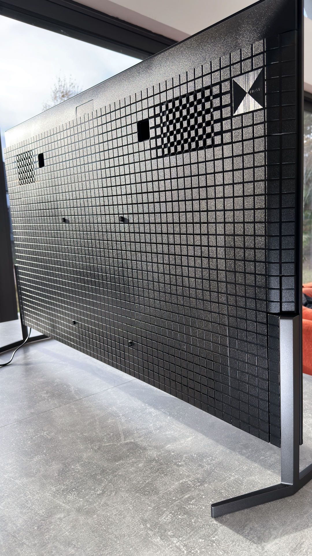 Sony Bravia XR-55A95L - maskownica założona 2