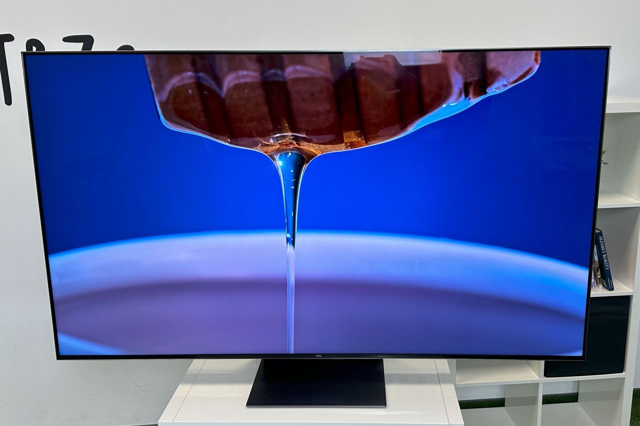 TCL 65C845 - od frontu