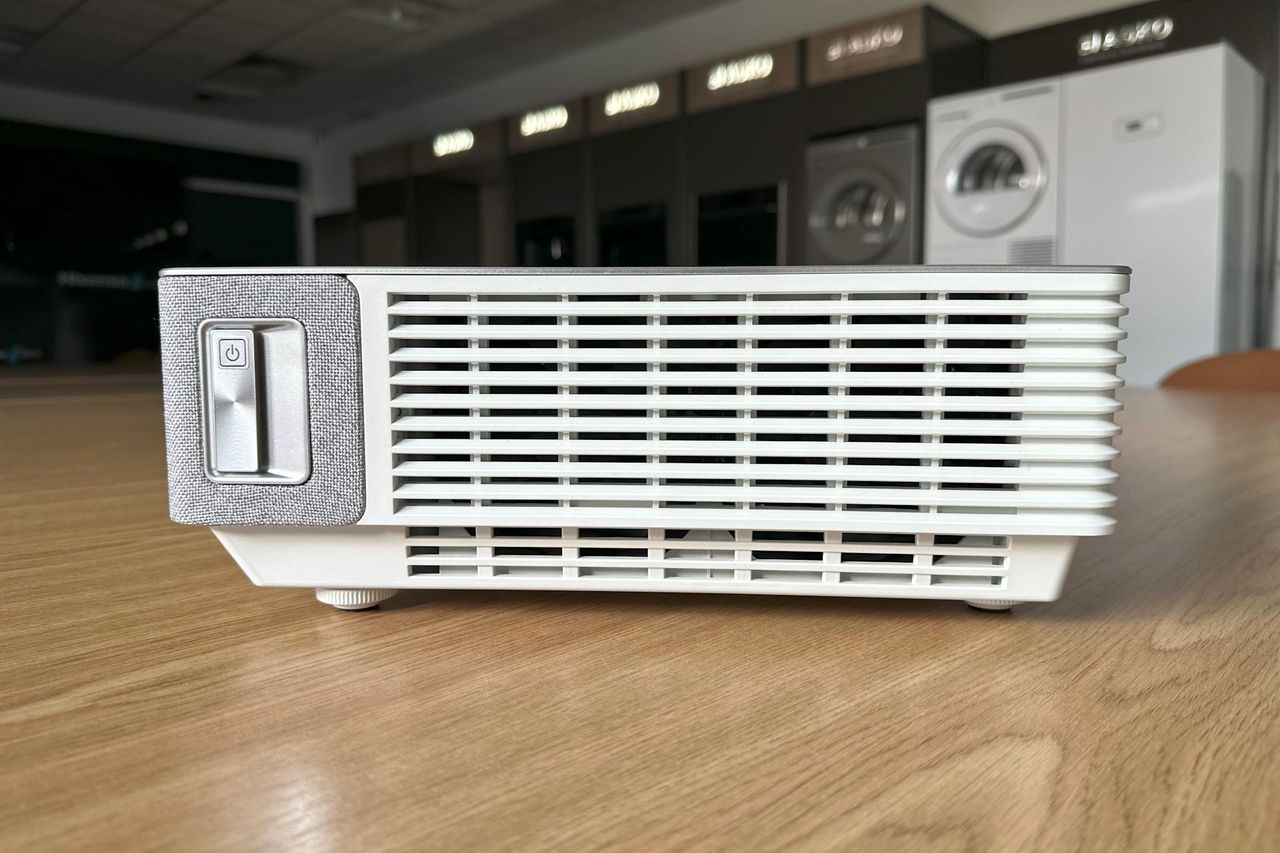 Hisense Laser TV 4K 100L5H - prawy bok