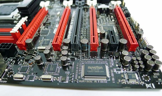 złącza kart rozszerzeń w płycie gł&oacute;wnej ASUS Rampage IV Black Edition