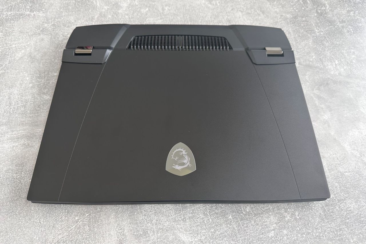 MSI Titan GT77 HX 13V - zamknięty