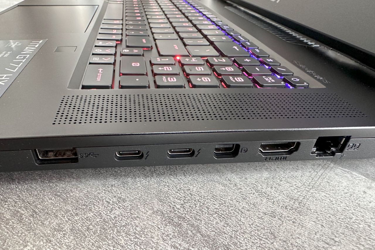 MSI Titan GT77 HX 13V - złacz po prawej