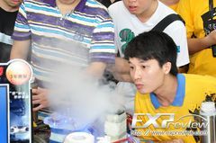 overclocker X-POWERX800PRO podczas bicia rekordu taktowania karty graficznej Zotac GTX 560 Ti