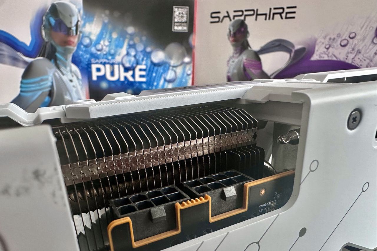 Sapphire Radeon RX 9070 XT - złącze zasilania