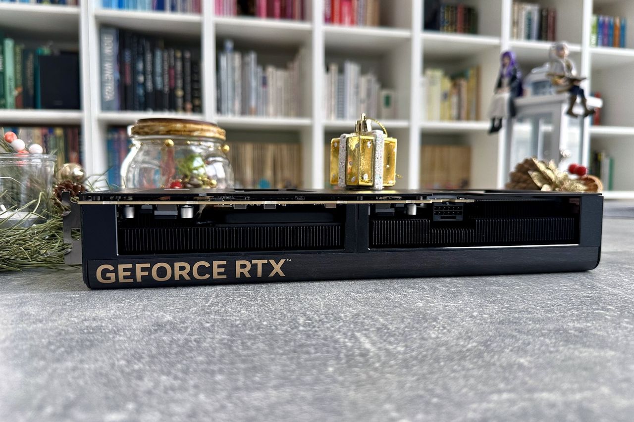 ASUS GeForce RTX 5080 ProArt OC Edition - od góry chłodzenie