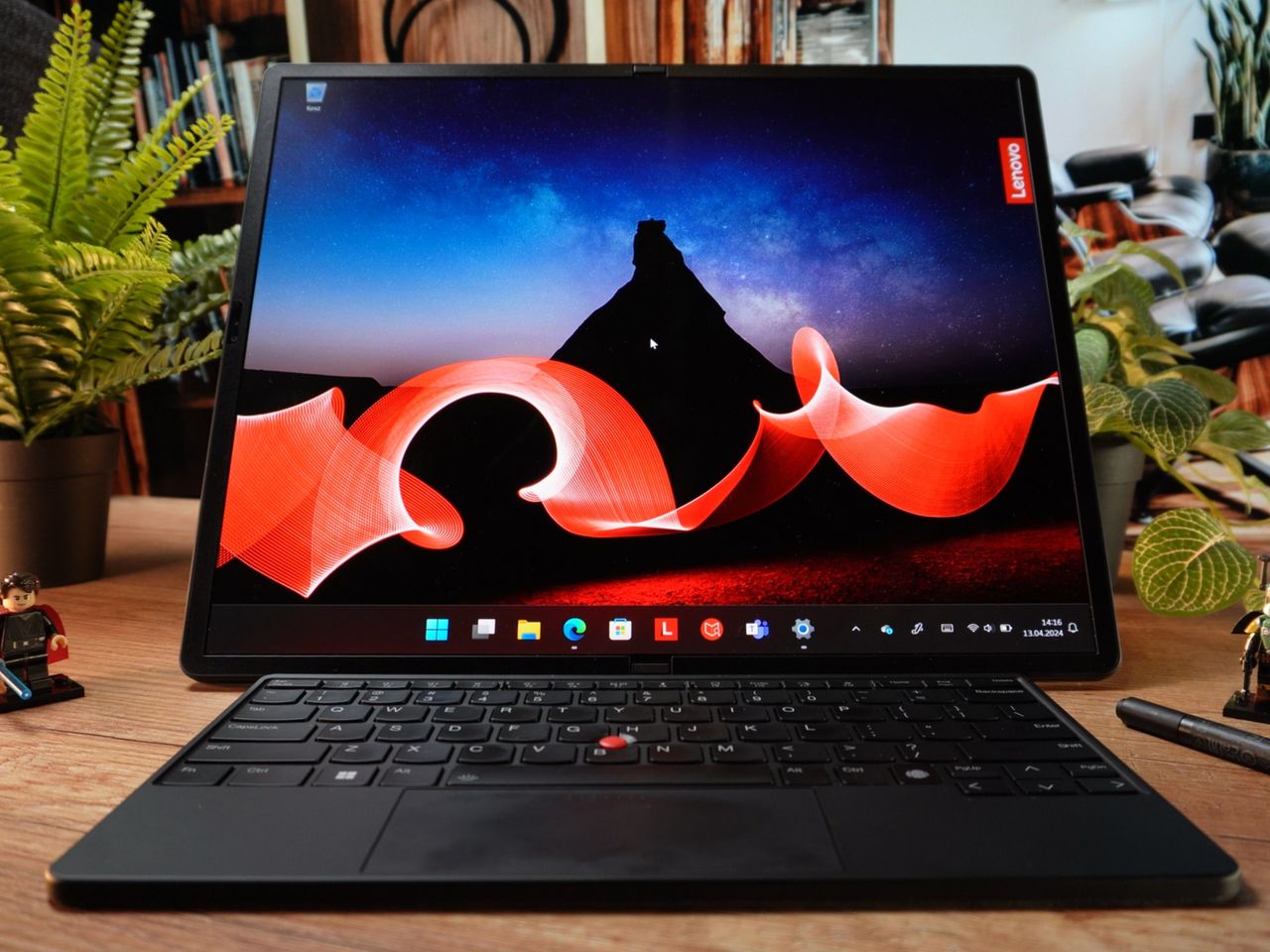 Lenovo ThinPad X1 Fold 16 w trybie AIO, ekran poziomo