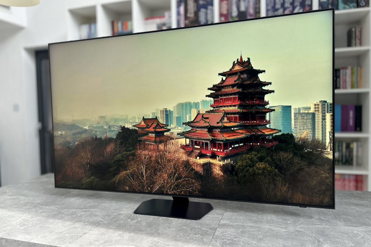 Samsung Neo QLED 65QN92F - z profilu 8