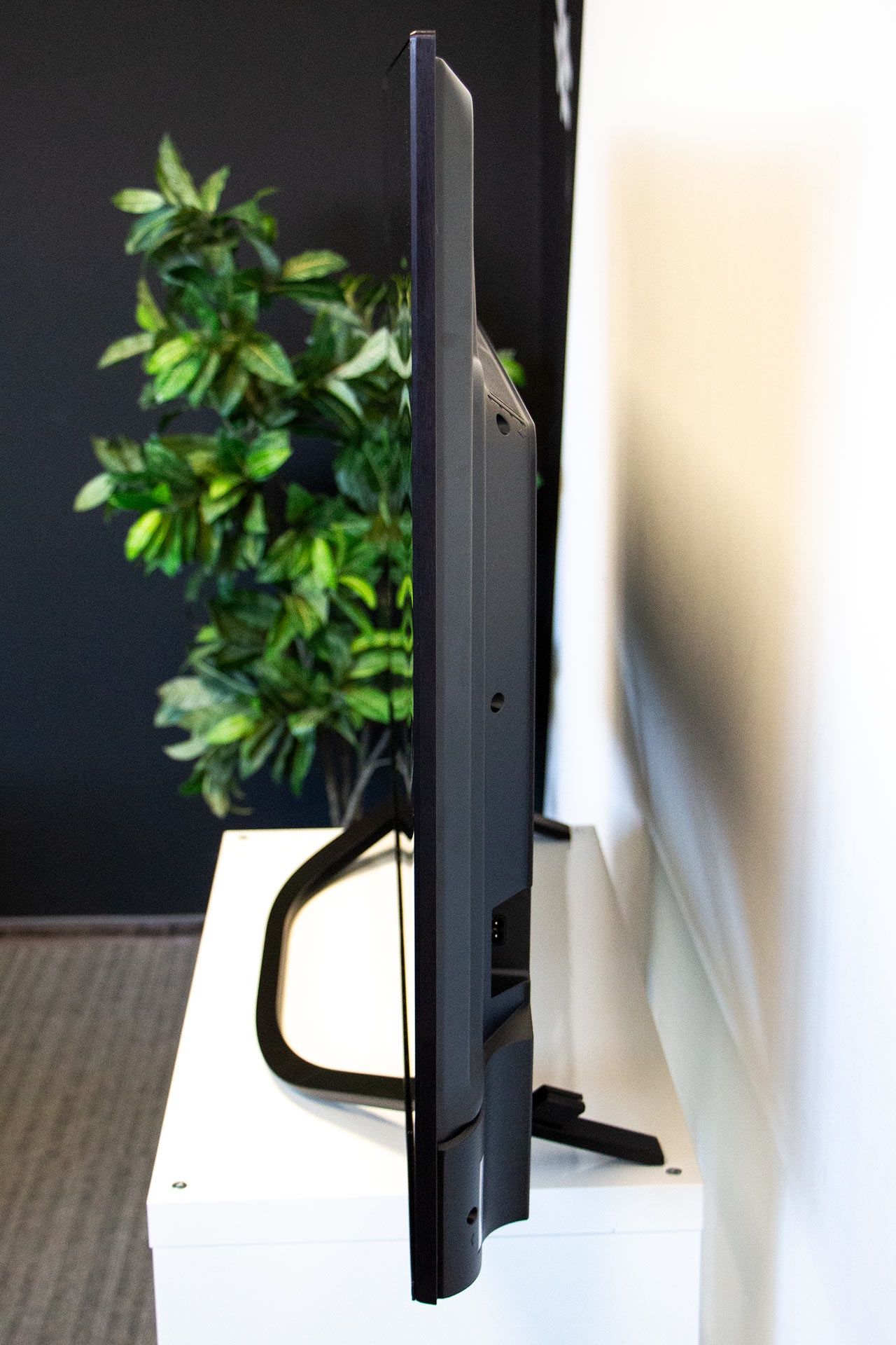 Hisense ULED 55U7KQ - z boku
