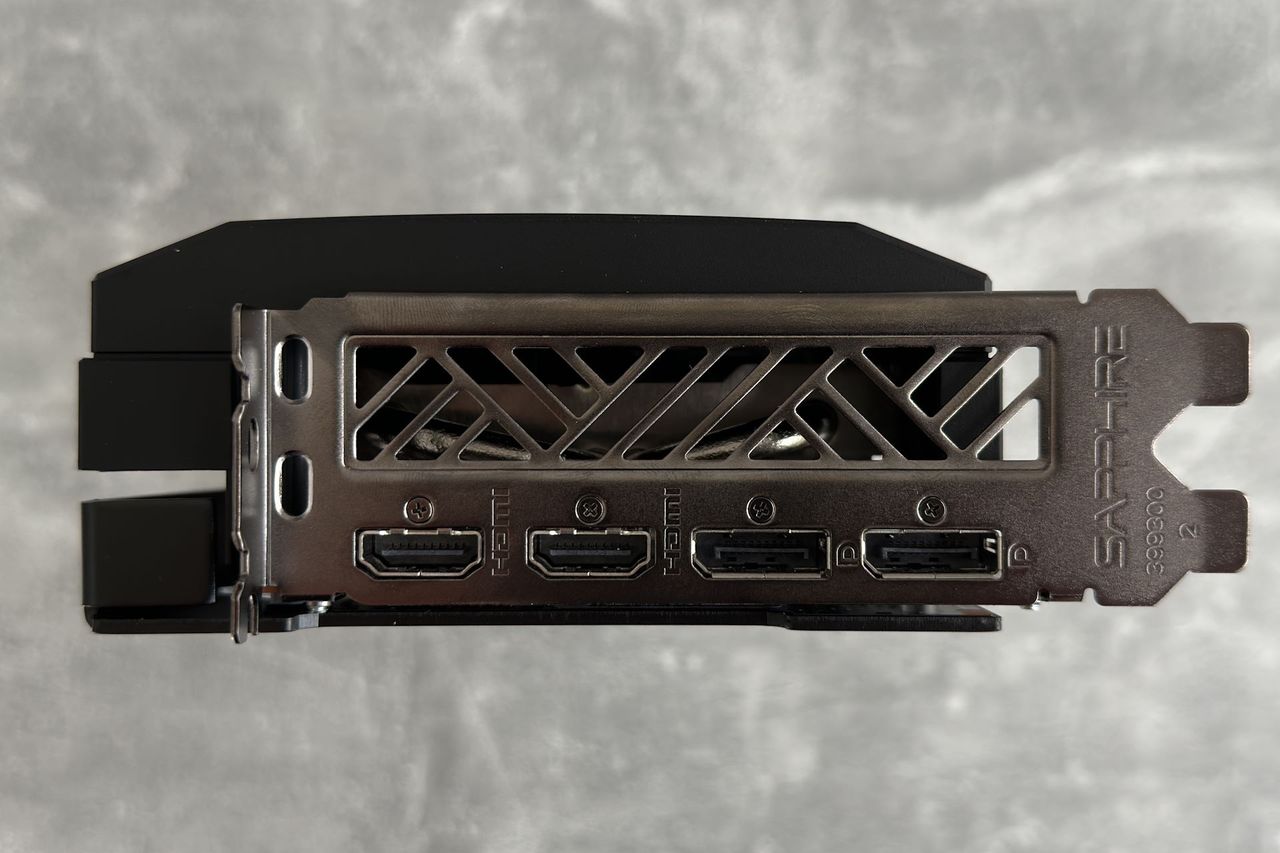 Sapphire Radeon RX 7700 XT Pulse - złacza