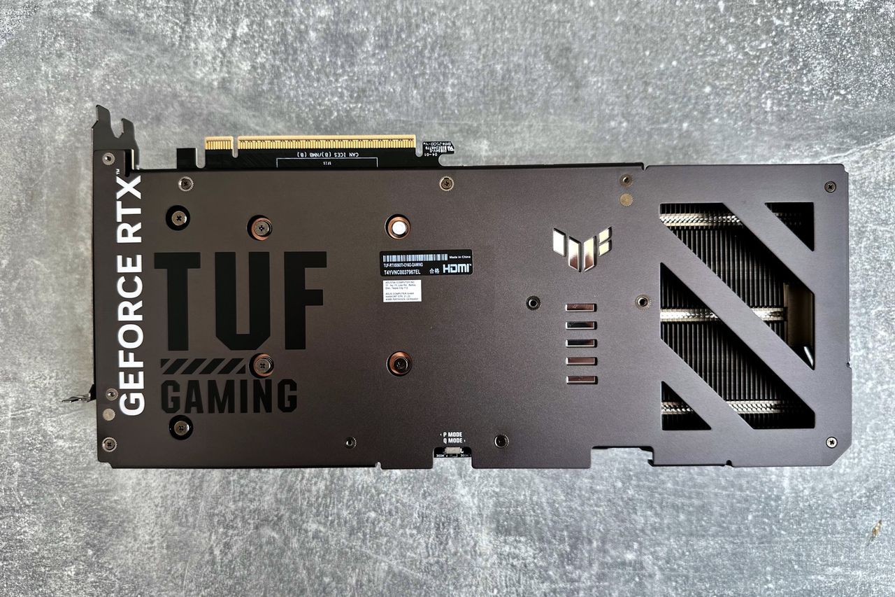 ASUS GeForce RTX 5060 Ti TUF Gaming OC - prawy bok