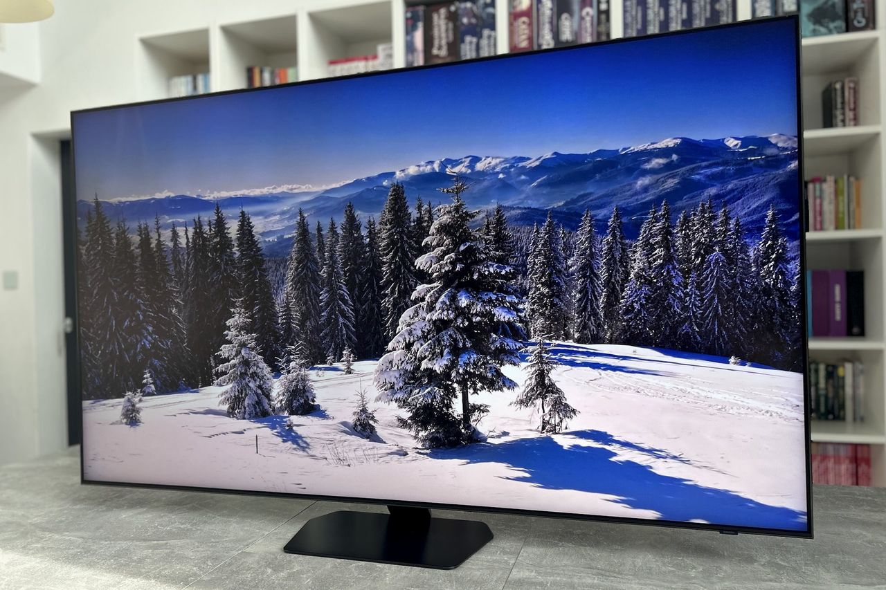 Samsung Neo QLED 65QN92F - z profilu 4