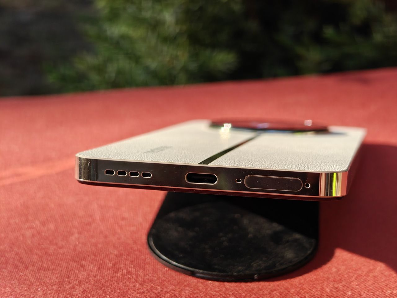 realme 12+ 5G - złącze USB i głośnik