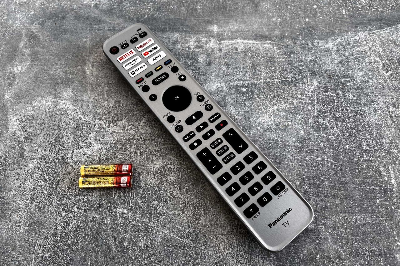 Panasonic TX-65JZ1500 - pilot z bateriami