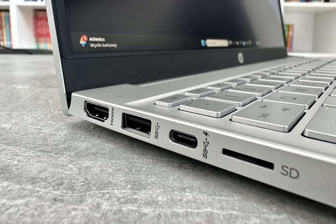 HP Pavilion 15 - złącza po lewej