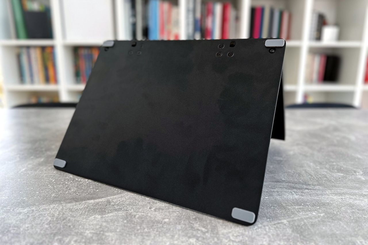 Hisense ULED 65U8KQ - podstawka od spodu