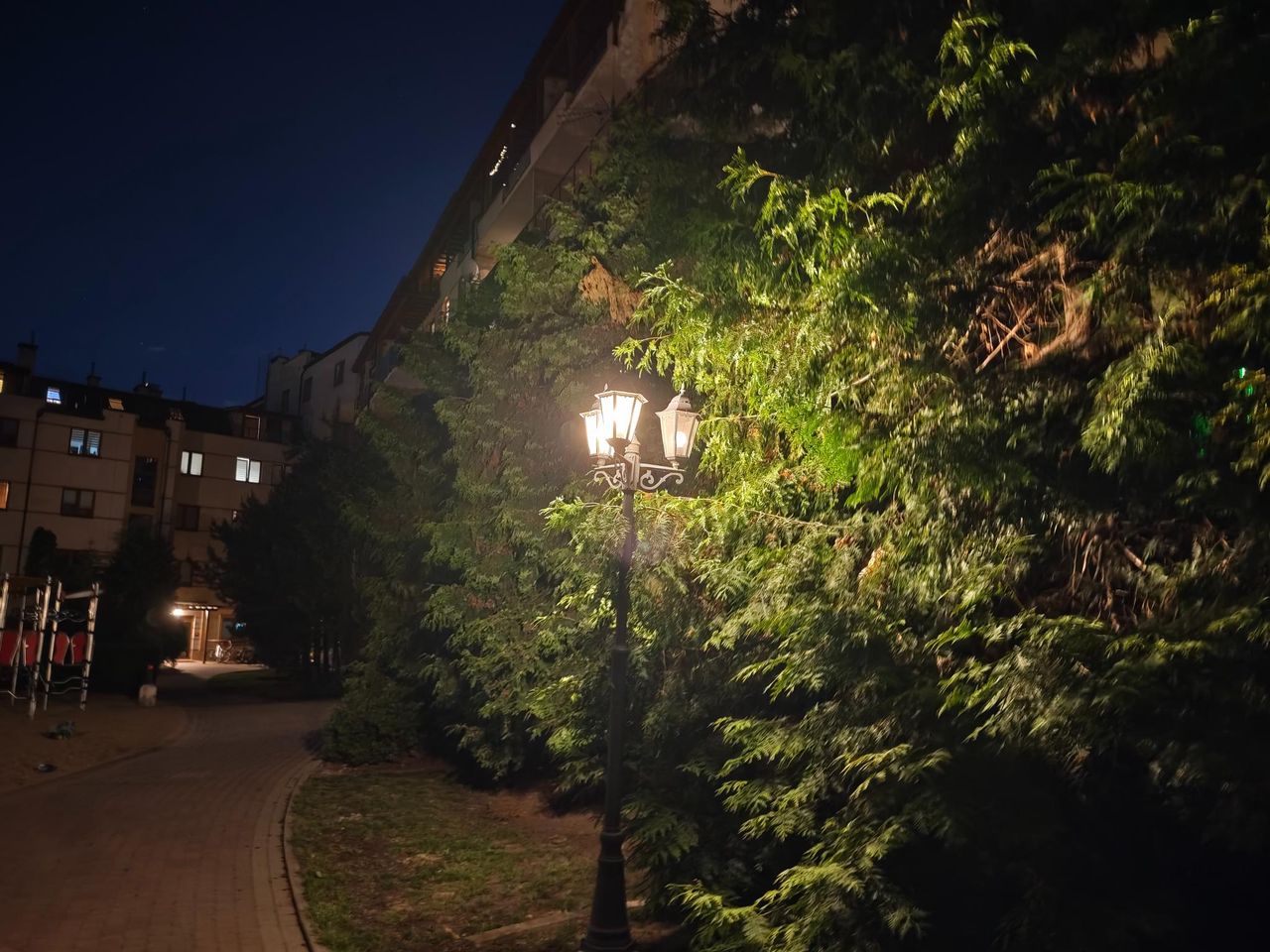 Przykładowe zdjęcie nocne z głównego aparatu