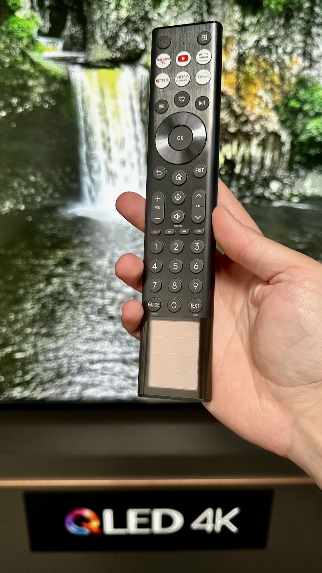 Hisense 100E7NQ PRO - pilot solarny przód