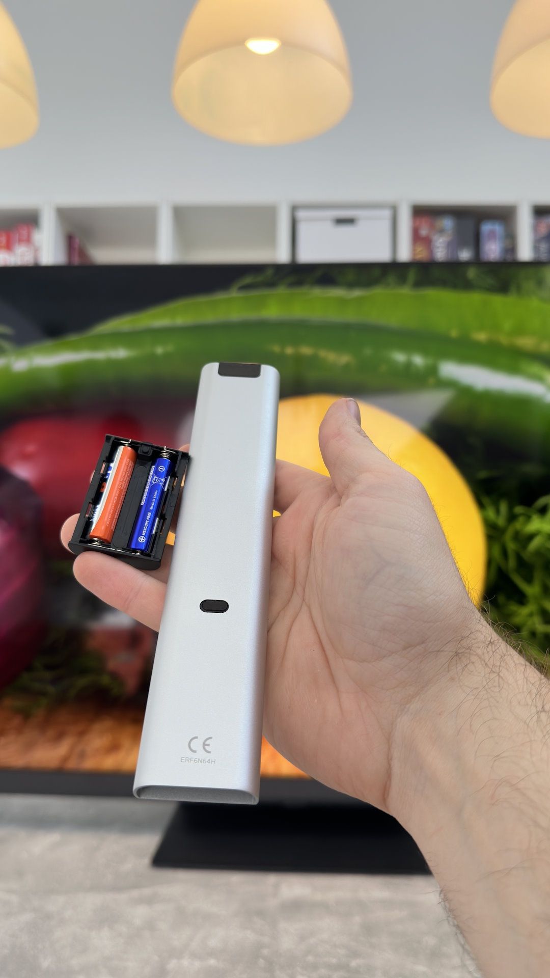 Hisense ULED 65U8KQ - pilot przód