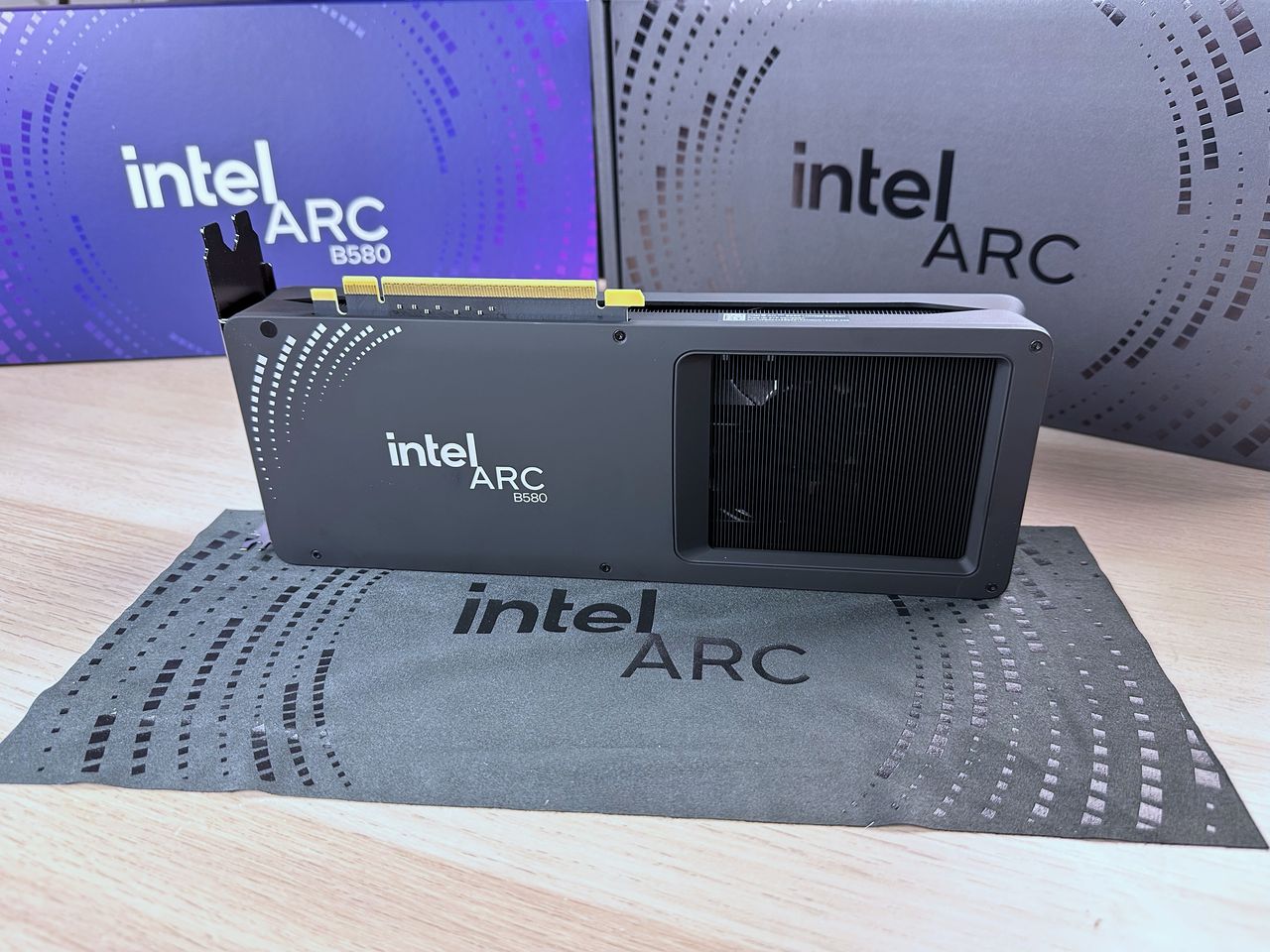Intel ARC B580 Limited Edition - otwór na wentylację