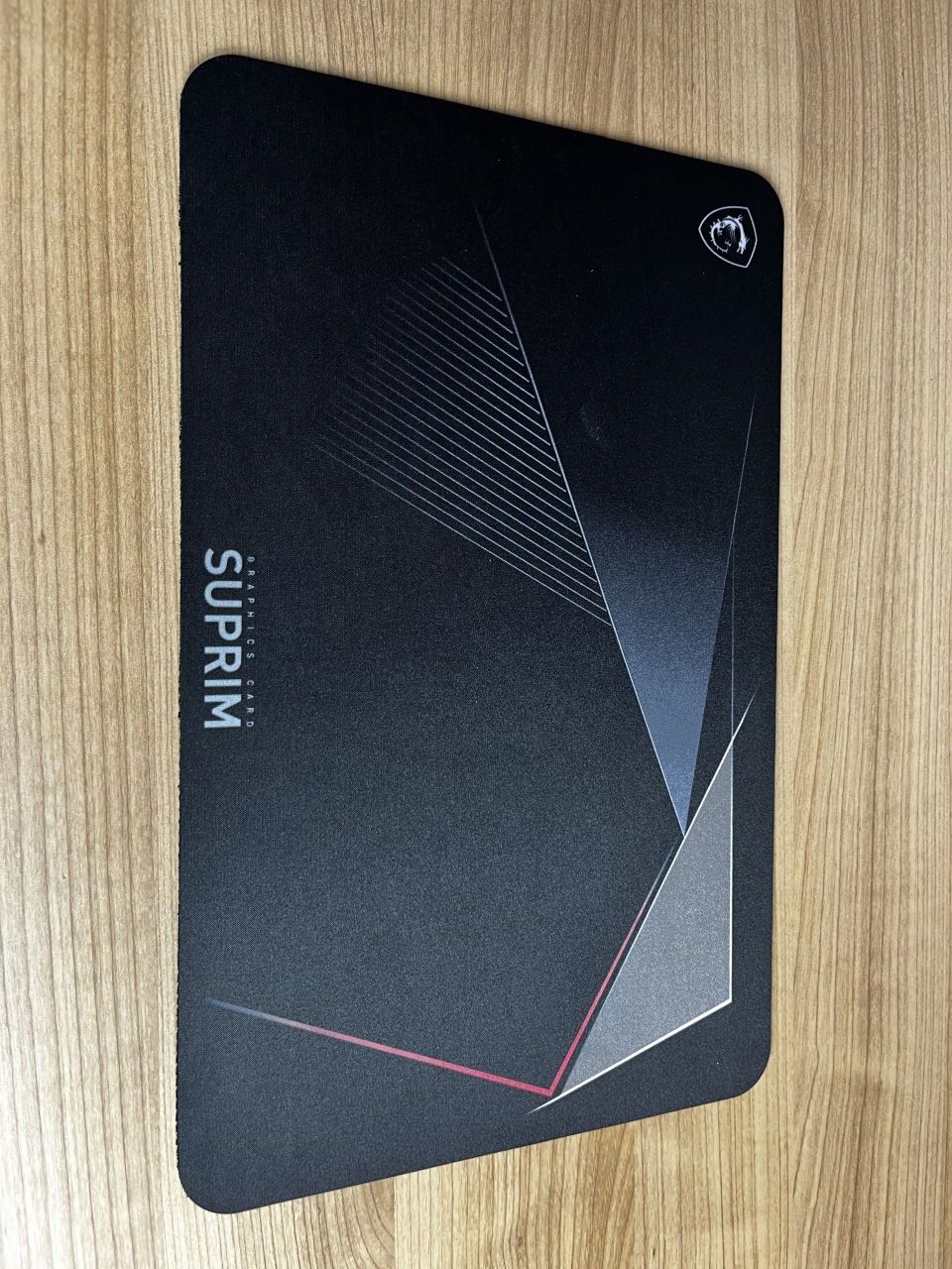 MSI GeForce RTX 3090Ti Suprim X - podkładka pod mysz dołączana w zestawie