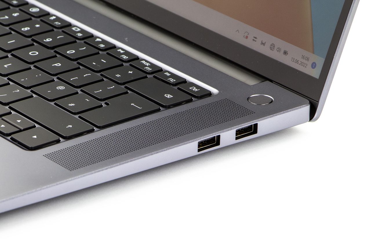 Huawei MateBook 16s - porty po prawej