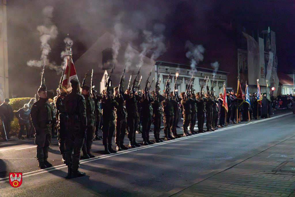 Obchody 11 Listopada w Ujściu.