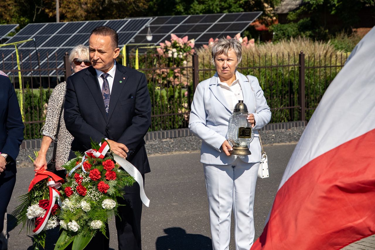Jeziorki, złożenie wiązanek kwiatów pod obeliskiem P. Konieczki