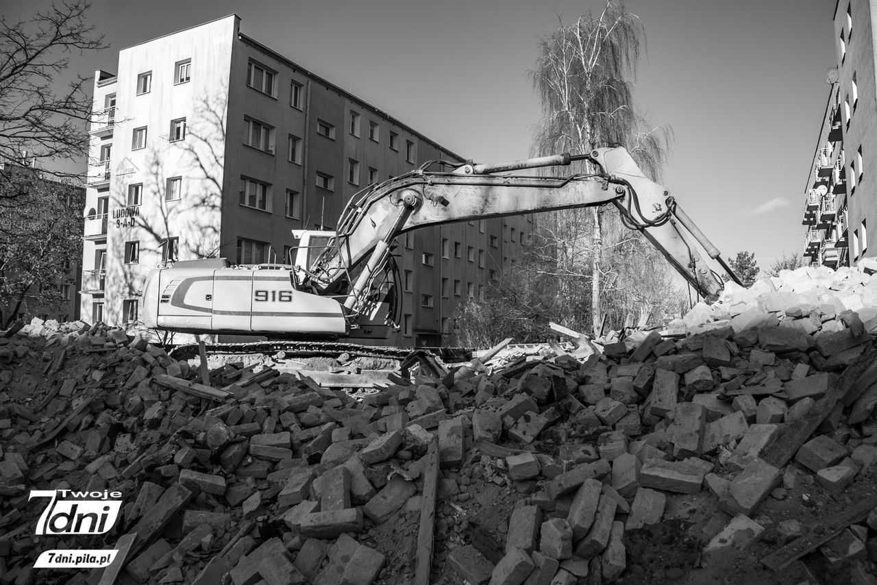 Wyburzanie kamienic przy ul. Ludowej w Pile.