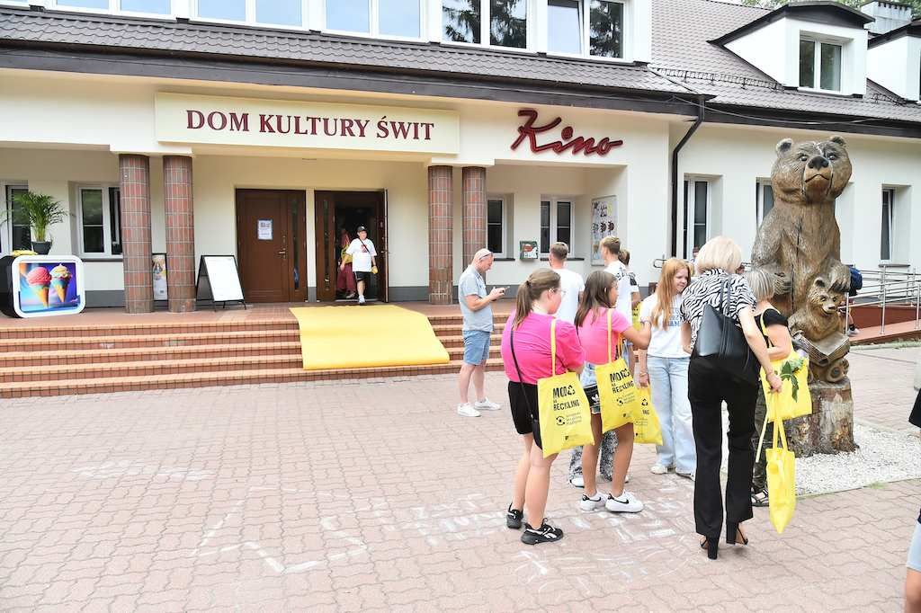 Dzieci przed wejściem do Domu Kultury Świt w Dzielnicy Targówek m.st. Warszawy
