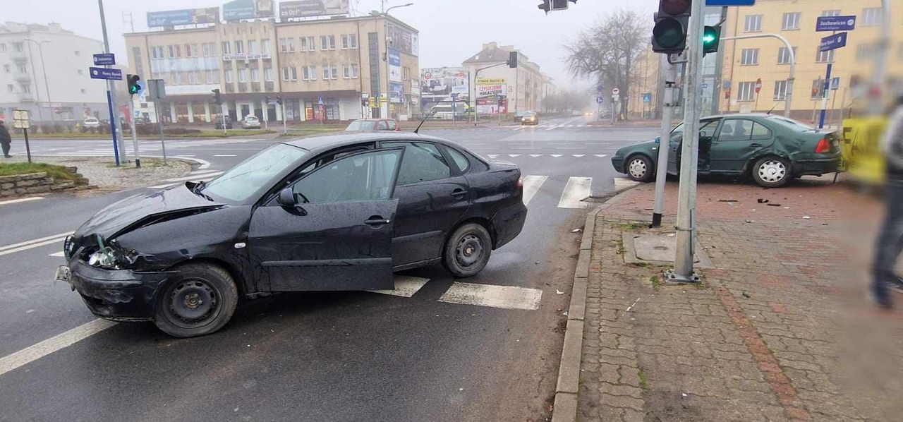 Zdarzenie drogowe na skrzyżowaniu ul. Jachowicza z ul. Nowy Ryne