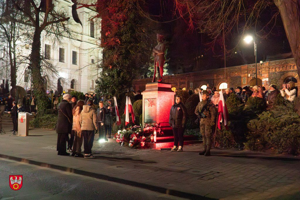 Obchody 11 Listopada w Ujściu.