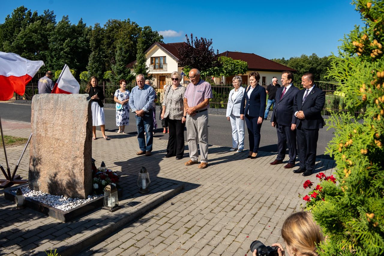 Jeziorki, złożenie wiązanek kwiatów pod obeliskiem P. Konieczki