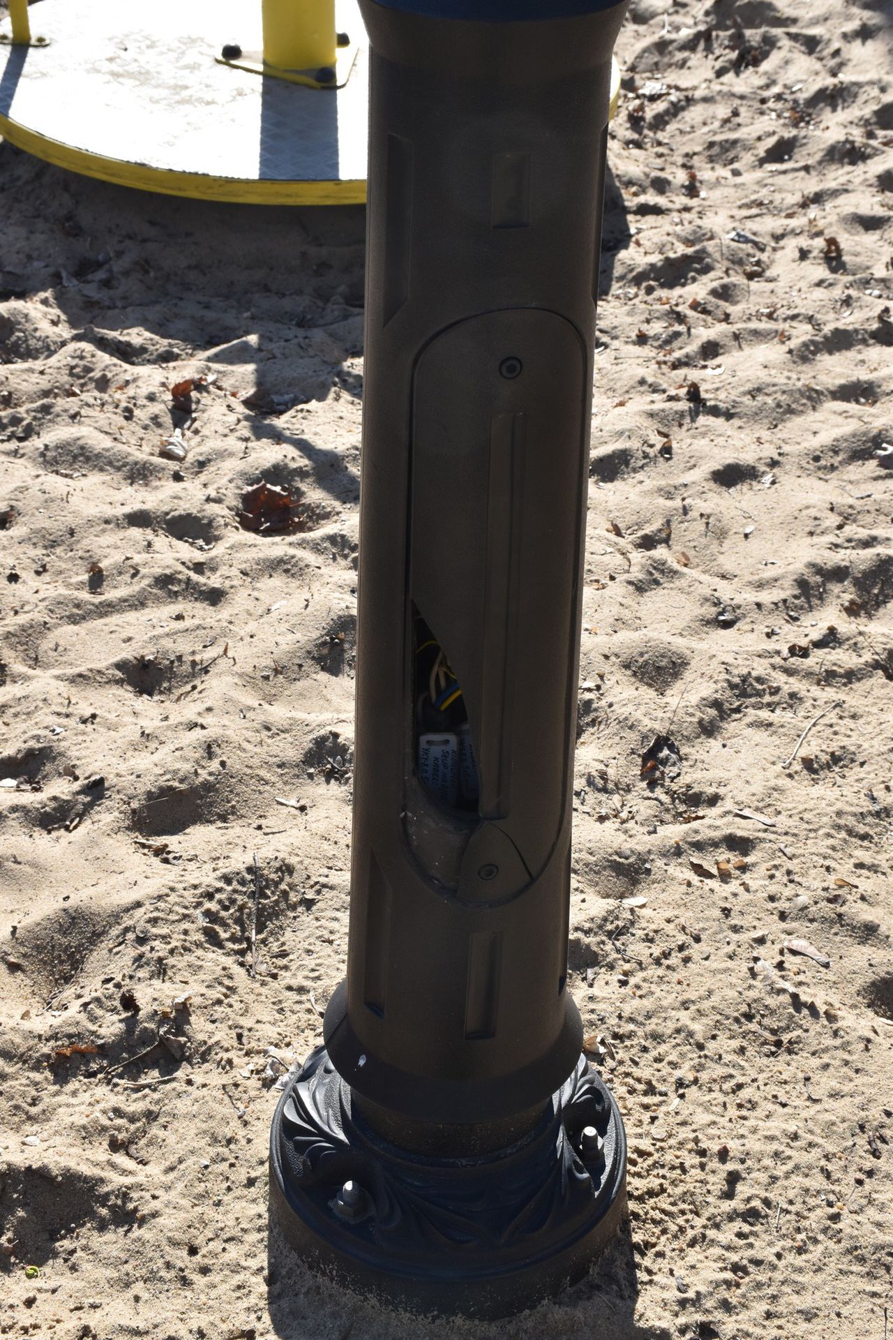 Zdewastowany plac zabaw