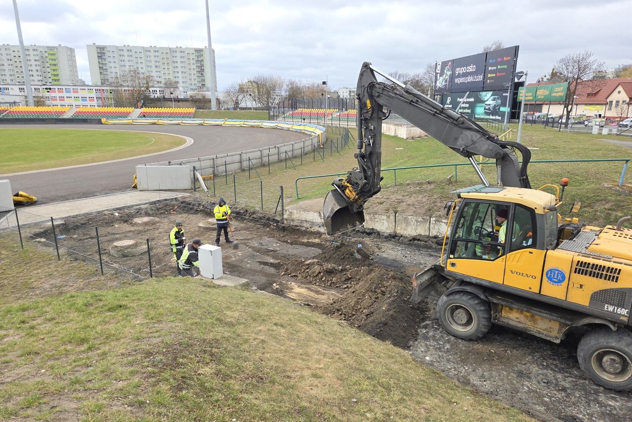 Prace remontowe na stadionie żużlowym w Pile.
