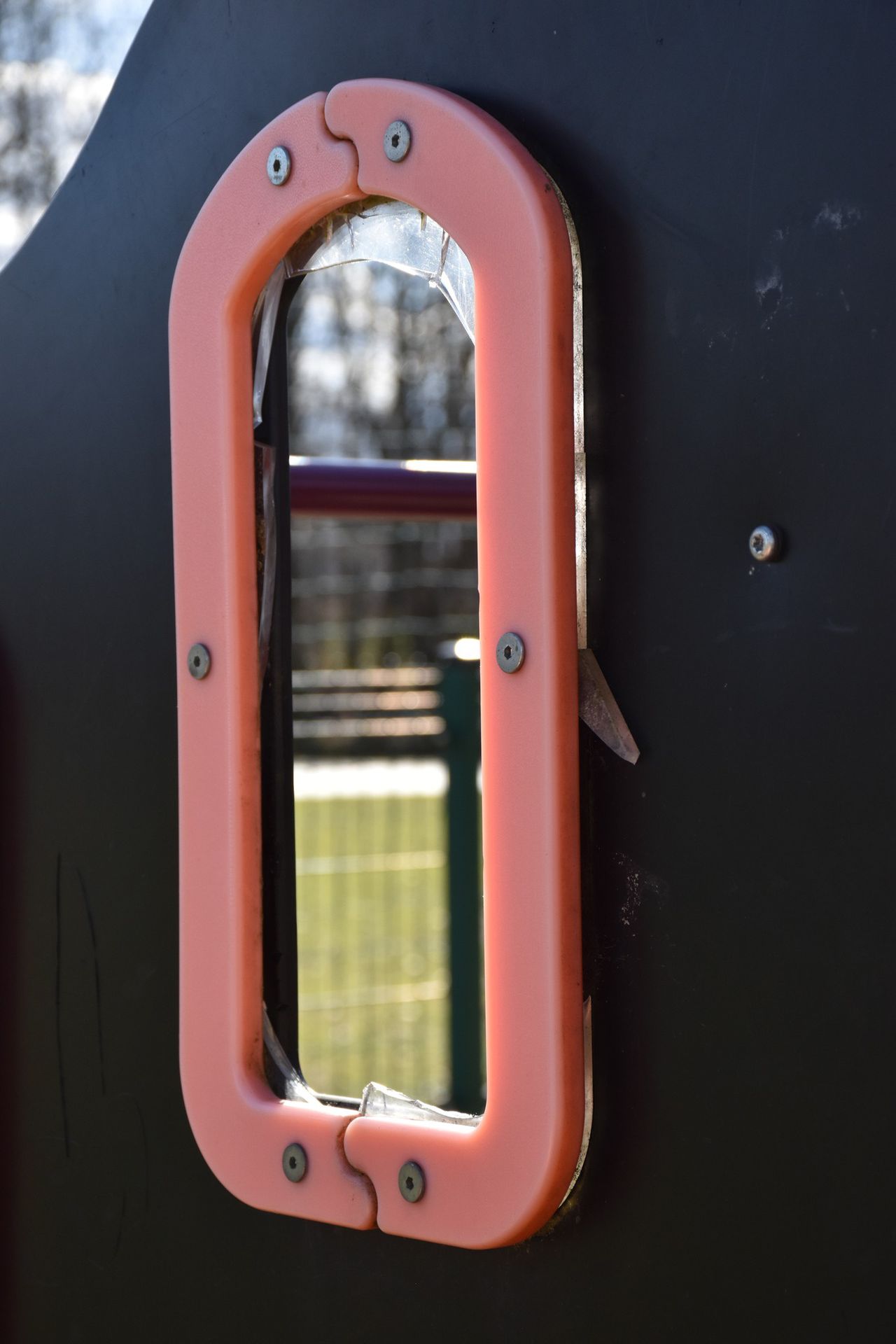 Zdewastowany plac zabaw