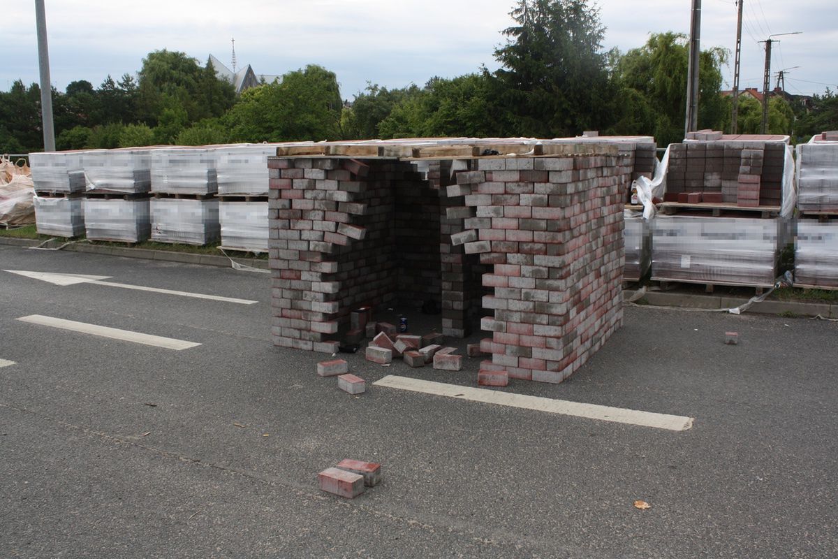 Budowali z kostki brukowej...schowek na amfetaminę