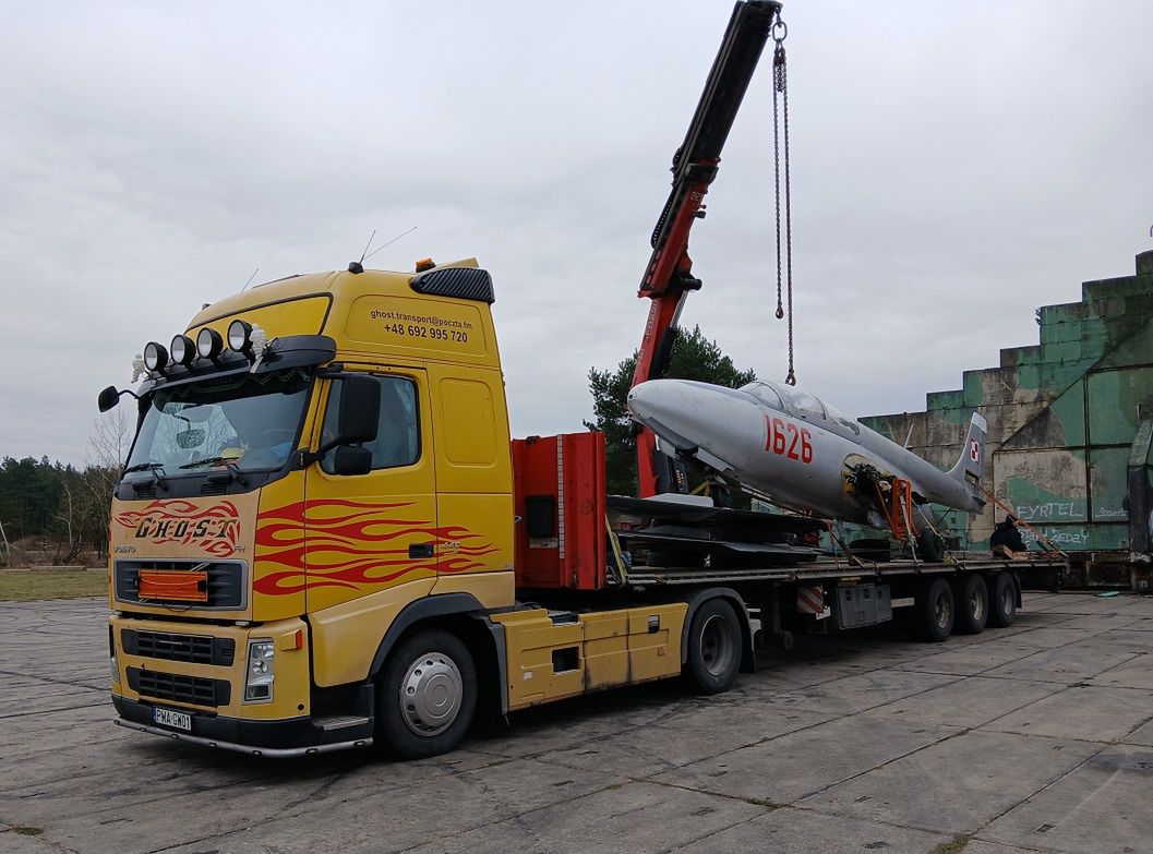 Rozładunek Iskry przed Pilskim Muzeum Wojskowym.