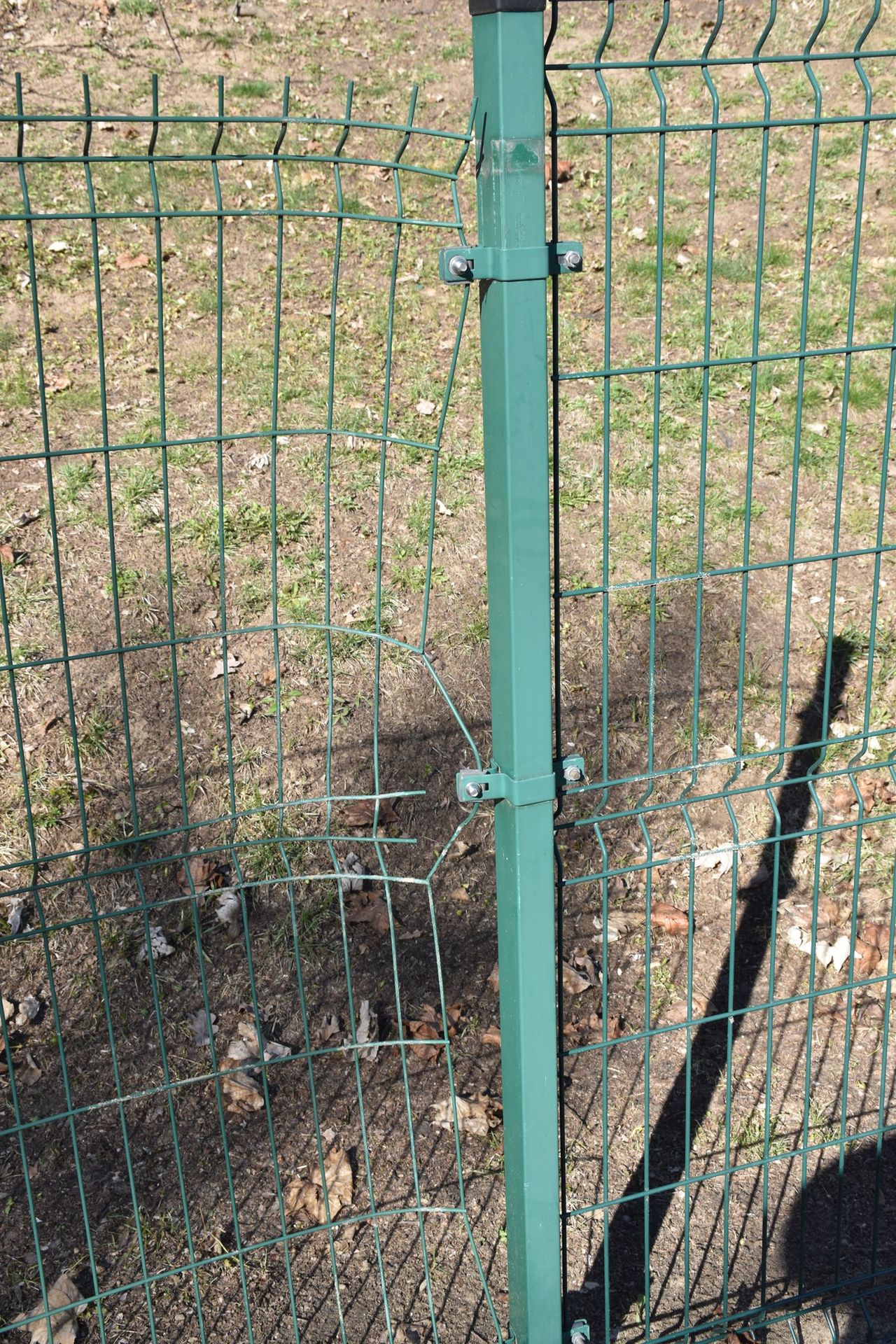 Zdewastowany plac zabaw